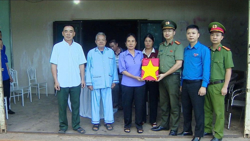 Ban Thanh niên Công an tỉnh Thanh Hóa trao tặng ảnh phục dựng chân dung liệt sĩ cho thân nhân các gia đình liệt sĩ.