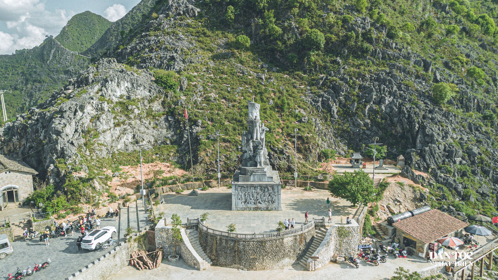 Cụm tượng đài Thanh niên xung phong mở đường Hạnh Phúc là công trình kỷ niệm tại tỉnh Tuyên Quang, tôn vinh những người mở đường và nằm gần khu vực đèo Mã Pí Lèng.