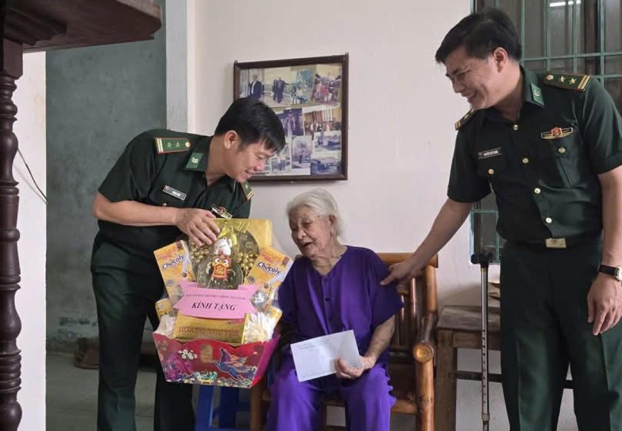 Cán bộ, chiến sĩ Đồn biên phòng Non Nước đến thăm Mẹ Việt Nam Anh hùng Mai Thị Sây dịp lễ 304 -15 vừa qua.
