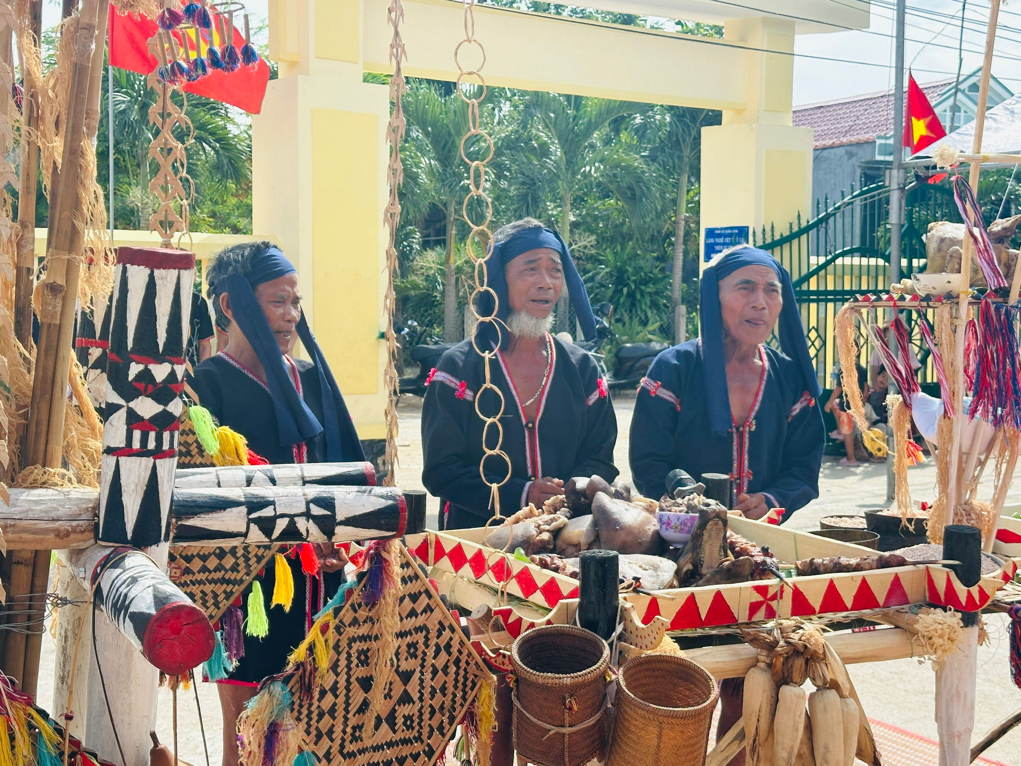 Chủ lễ đọc bài khấn cầu mong mưa về đúng lúc, nguồn nước dồi dào, cây trồng tươi tốt, vật nuôi khỏe mạnh, sinh sôi, người dân làm ăn thuận lợi