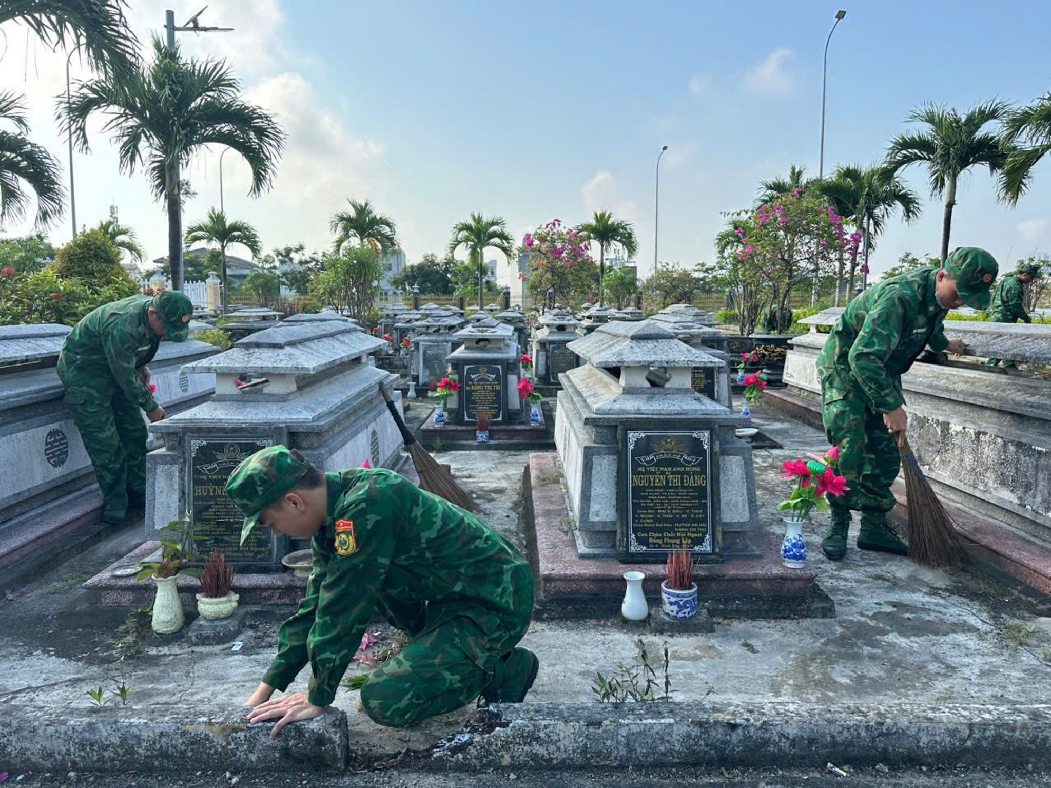 Cùng với nhiệm vụ bảo vệ chủ quyền an ninh biên giới quốc gia, các cán bộ, chiến sĩ Đồn biên phòng Non Nước vẫn thường xuyên làm tốt công tác đền ơn đáp nghĩa. 5