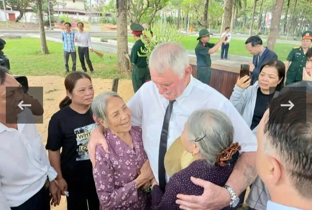 Hai cựu binh Mỹ Bob Connor và Martin E. Strones - cộng sự với Nguyễn Xuân Thắng gặp mặt các thân nhân liệt sĩ trong một cuộc tìm kiếm (Ảnh NVCC)