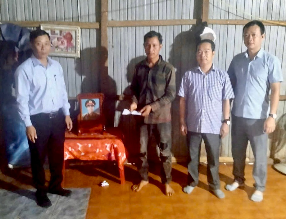 trao quà và động viên Thượng sĩ Kpă Thiêp.jpg