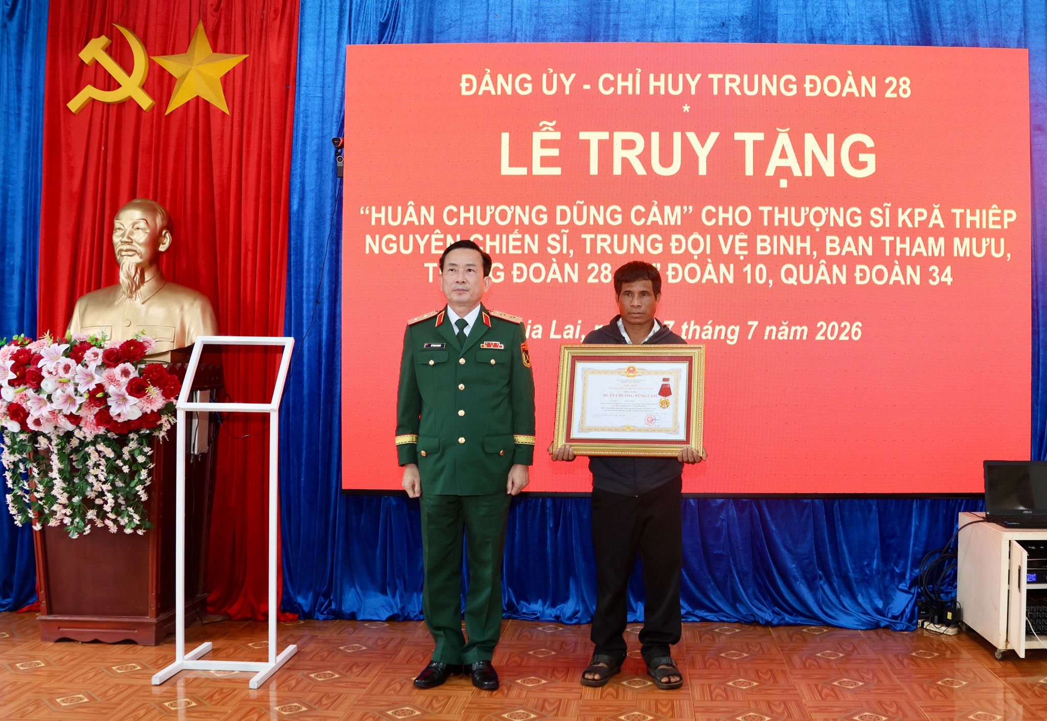 trao Huân chương Dũng cảm cho đại diện gia đình Thượng sĩ Kpă Thiêp