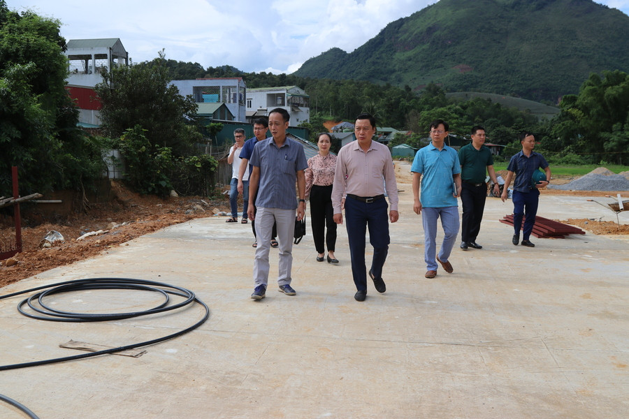 Đoàn Công tác kiểm tra công trình Khu thể thao ngoài trời xã Quài Nưa cũ