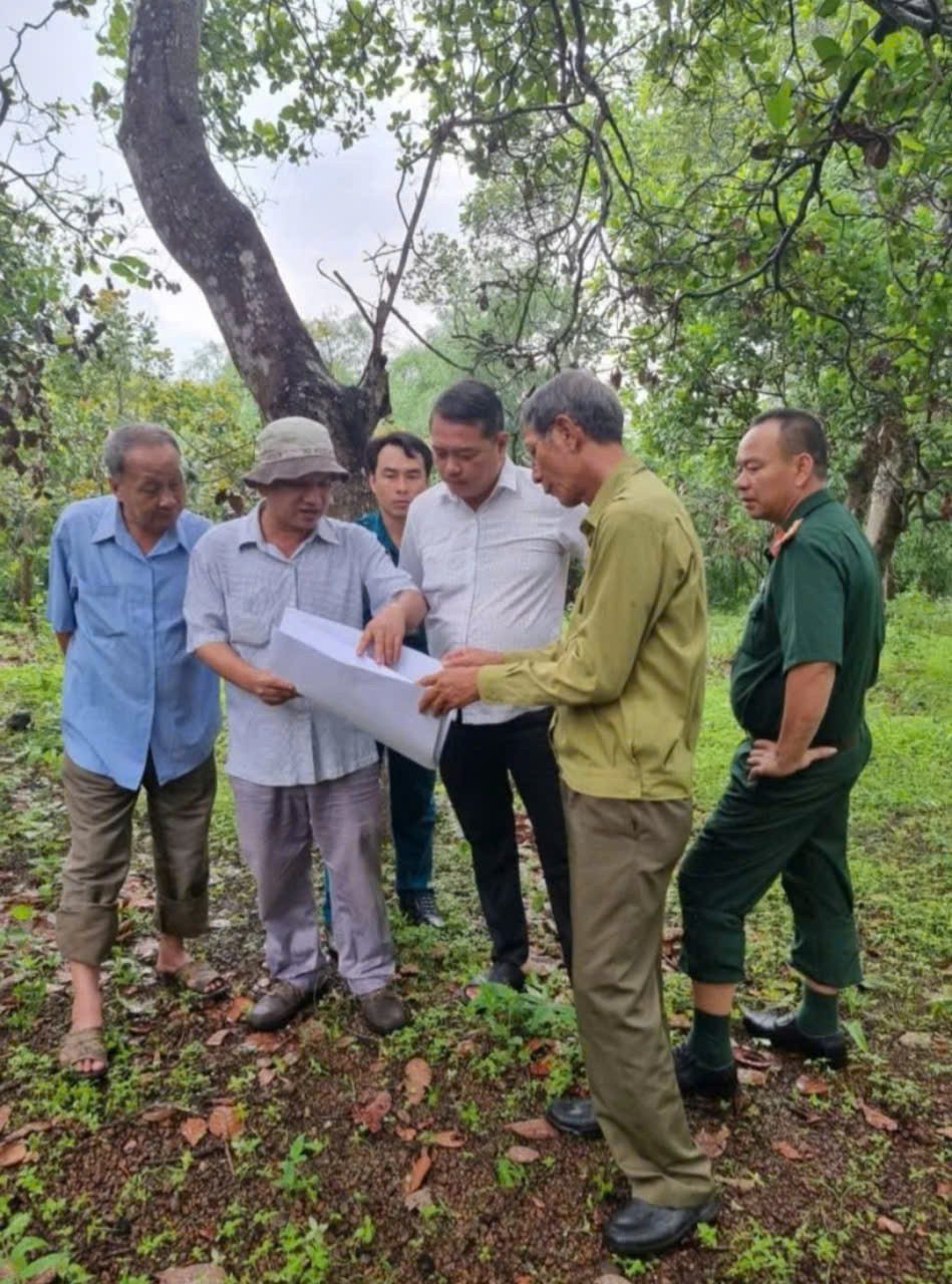 Kiến trúc sư Nguyễn Xuân Thắng (người đội mũ) tại một điểm khai quật tìm hài cốt liệt sĩ.
