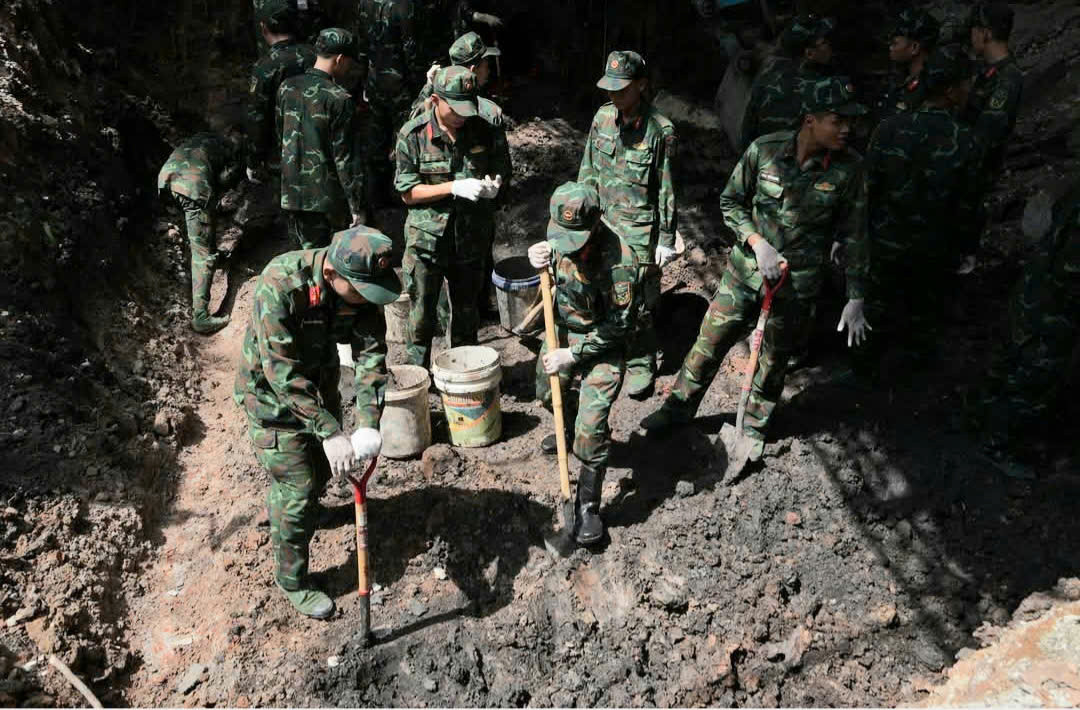 Lực lượng quân đội của Quân Khu 7 đang khai quật, tìm kiếm hài cốt ở Công viên Lê Thị Riêng (Ảnh VTV4)
