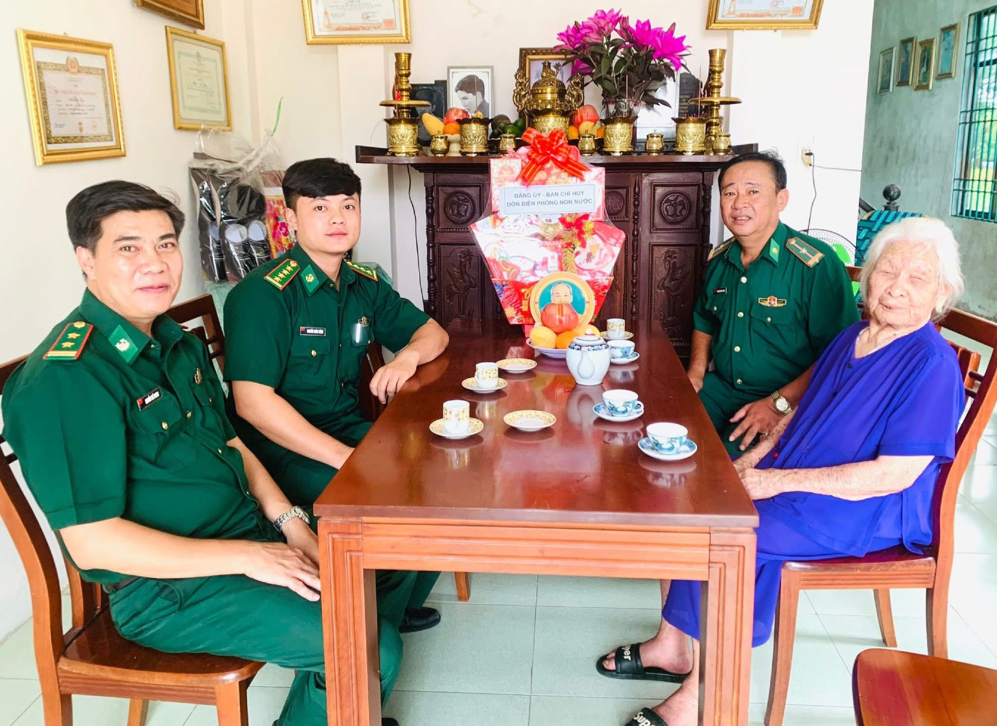 Những chuyến thăm của cán bộ, chiến sĩ Đồn Biên phòng Non Nước trong các dịp lễ, Tết góp phần mang đến niềm vui, sự ấm áp cho Mẹ Việt Nam Anh hùng Mai Thị Sây.