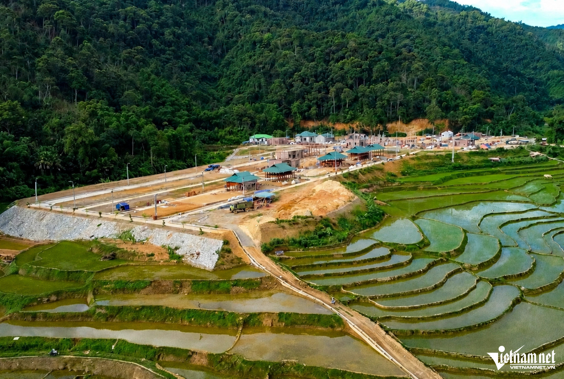 W-a1Thoát khỏi vùng núi chực đổ.jpg