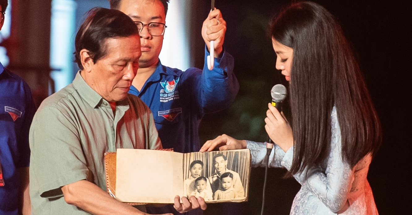 Cuốn Album kỷ vật và chiếc vỏ gối liệt sĩ Lê Thị Riêng tự tay thêu tên con trai 