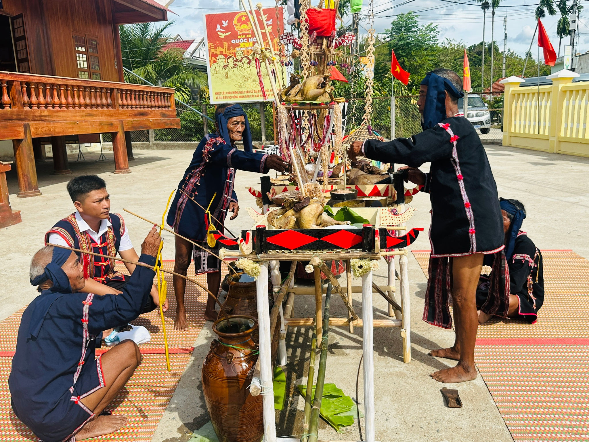 Trước khi bắt đầu nghi thức cúng, chủ lễ cẩn trọng kiểm tra từng lễ vật.