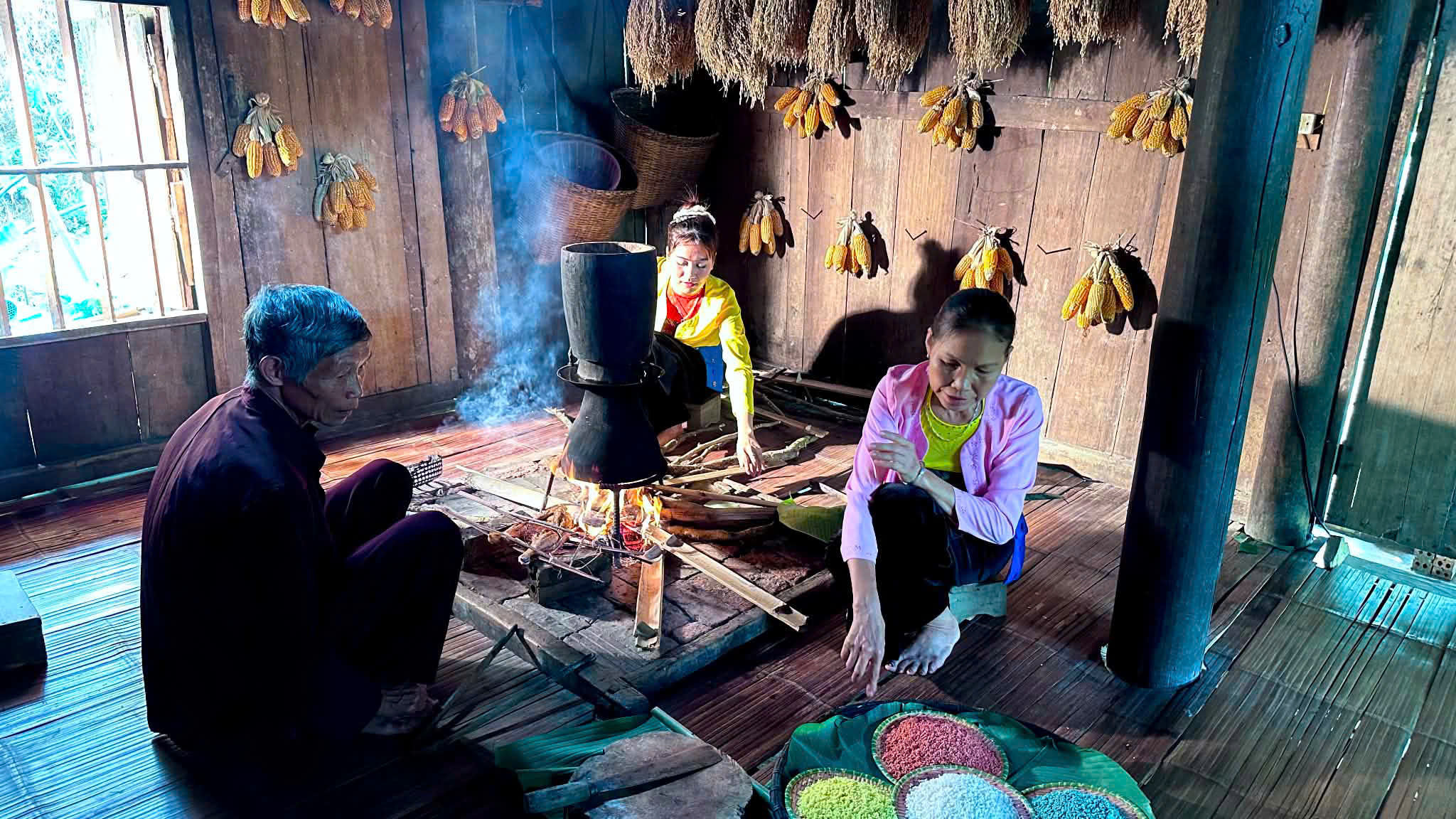 Bếp người Mường được quan niệm là nơi nuôi sống con người, mang hơi ấm đến cho gia đình nên ngọn lửa đầu tiên cũng gửi gắm mong ước về cuộc sống no đủ, hòa thuận. Ảnh: Út Mười