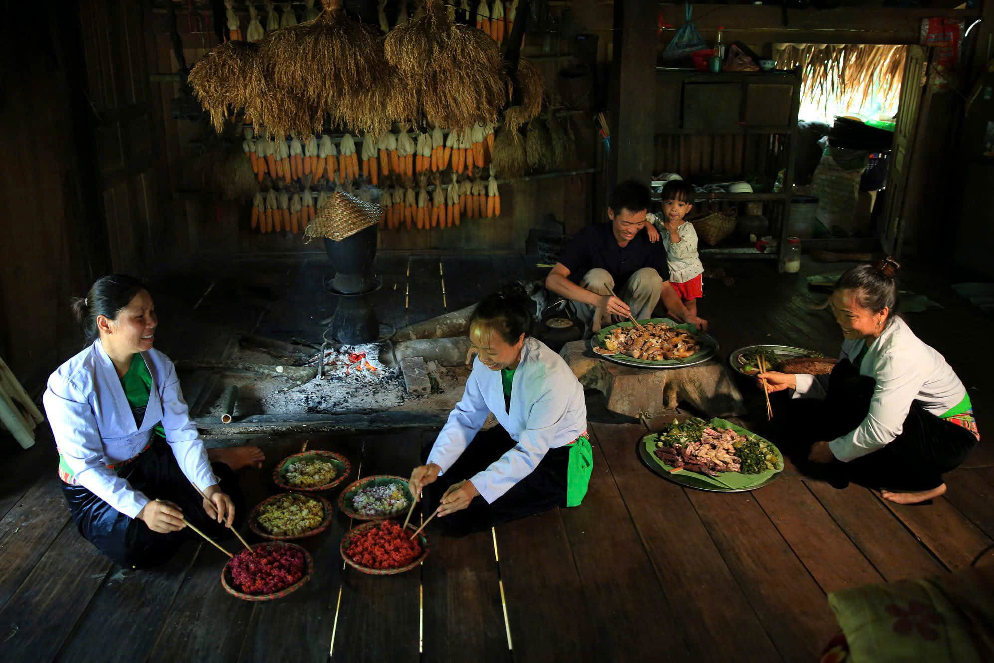 Bếp là nơi giữ hơi ấm cho ngôi nhà, còn những người sống bên bếp, bằng chính cách sinh hoạt mỗi ngày, âm thầm dạy con, dạy cháu lớn lên theo nếp ấy. Ảnh: Út Mười