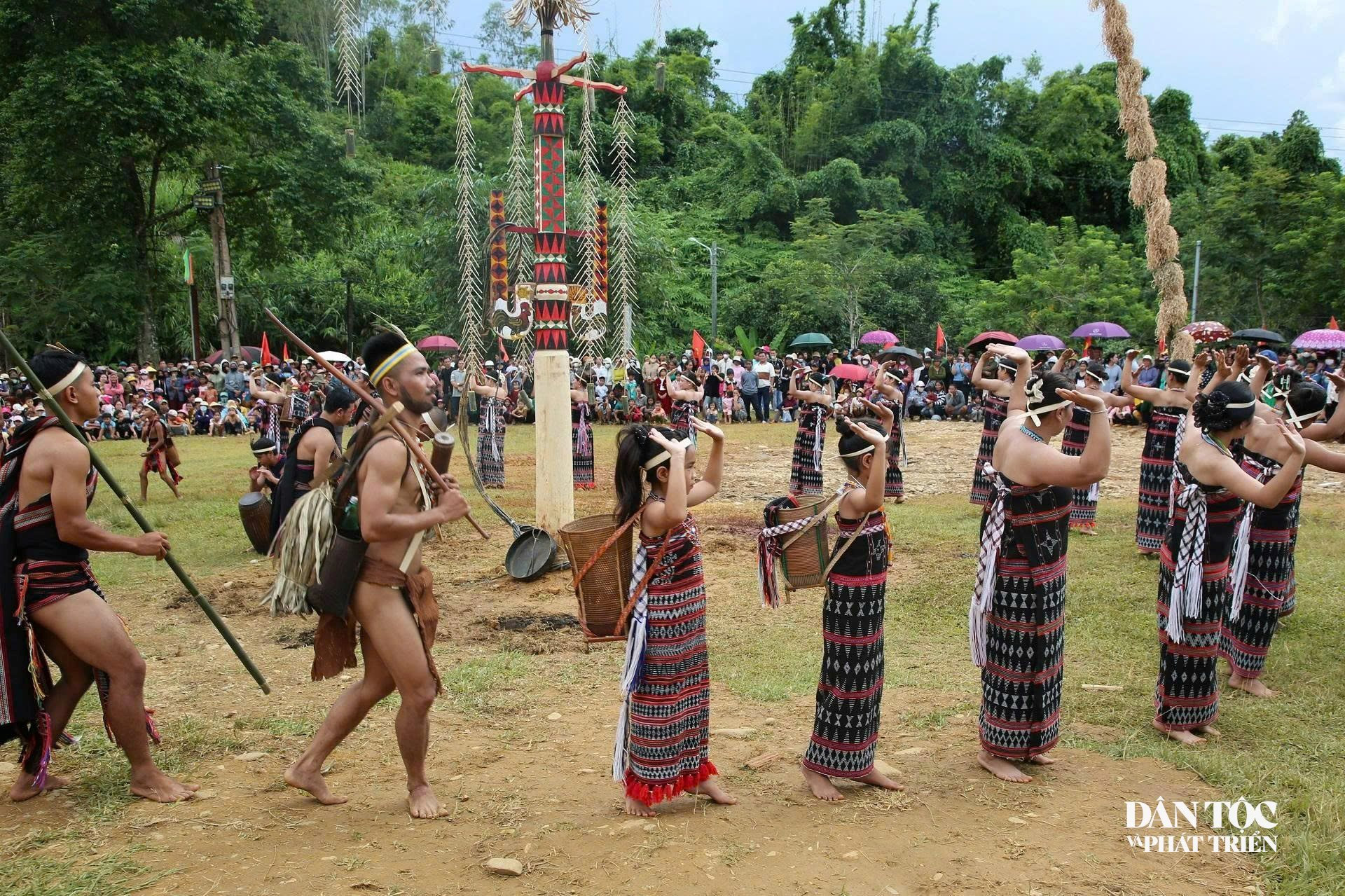 Người có uy tín, già làng góp