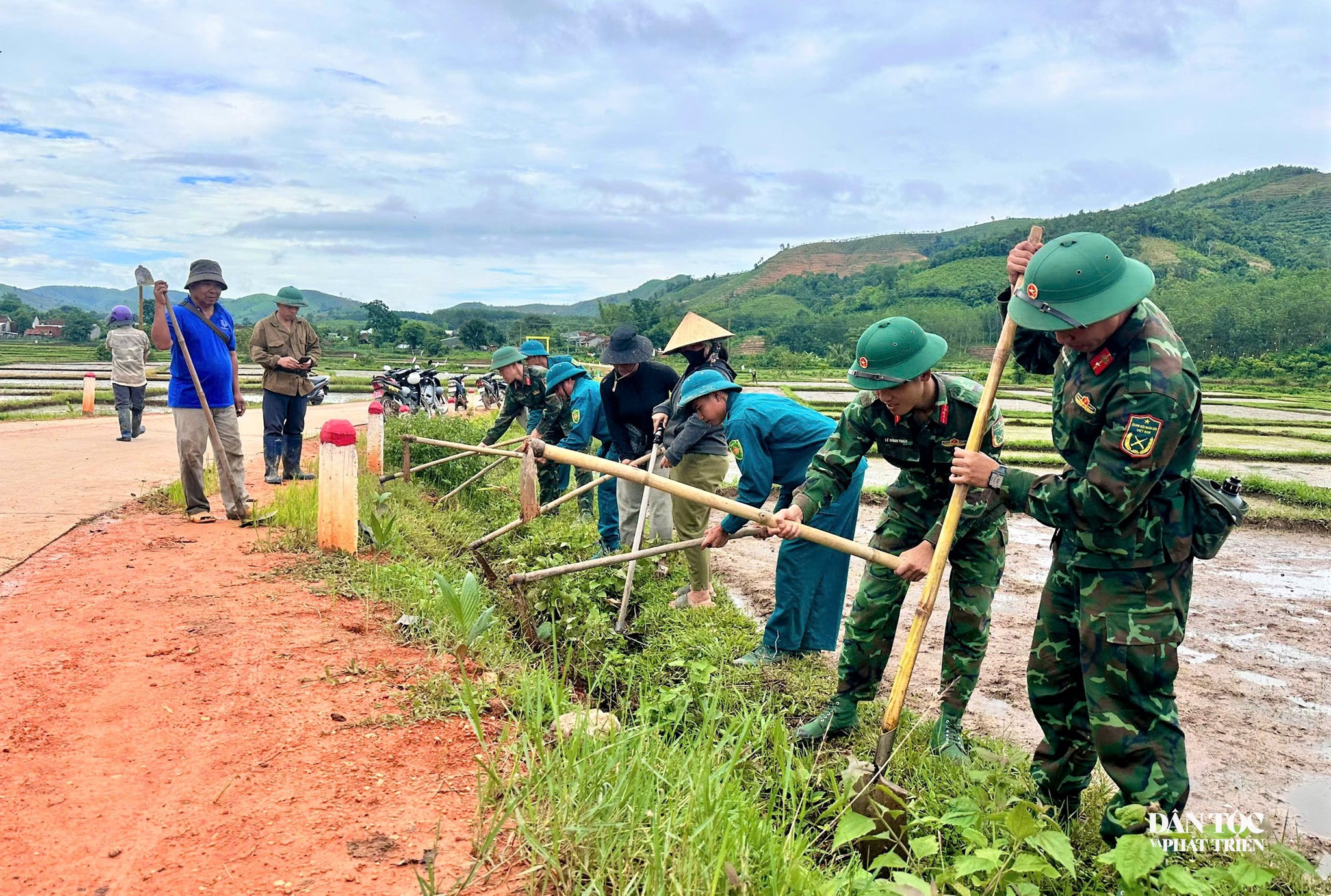 Cán bộ, chiến sĩ Trung đoàn Pháo binh 4 giúp Nhân dân xã Ngọk Réo sửa mương thủy lợi. Ảnh: Ngọc Chí