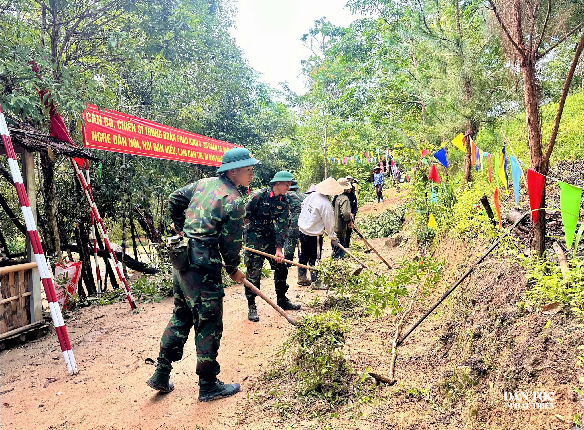 Cán bộ, chiến sĩ Trung đoàn Pháo binh 4 giúp Nhân dân xã Ngọk Réo sửa đường liên thôn. Ảnh: Ngọc Chí