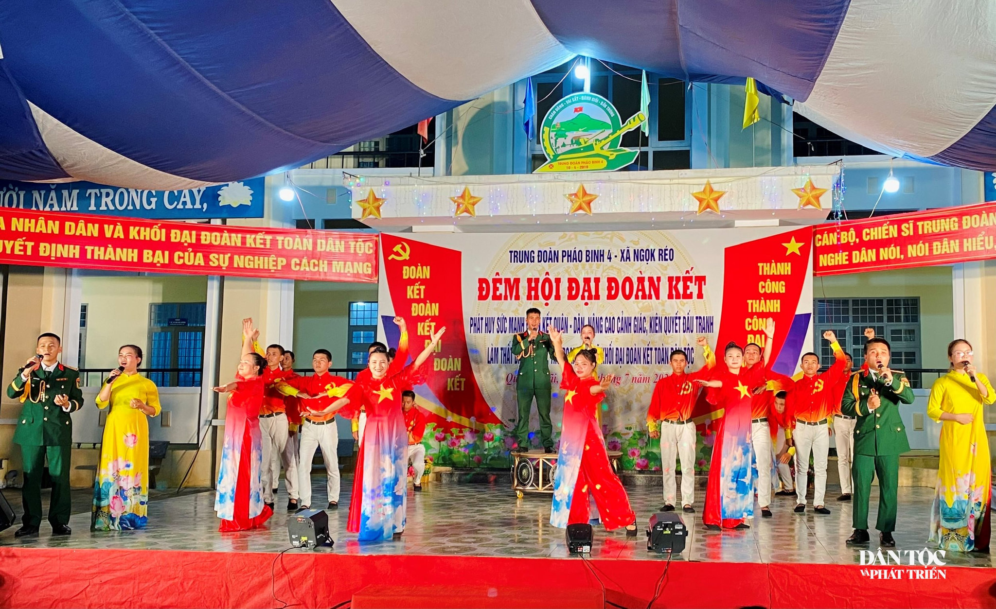 Chương trình văn nghệ kết hợp tuyên truyền pháp luật cho Nhân dân xã Ngọk Réo. Ảnh: Ngọc Chí