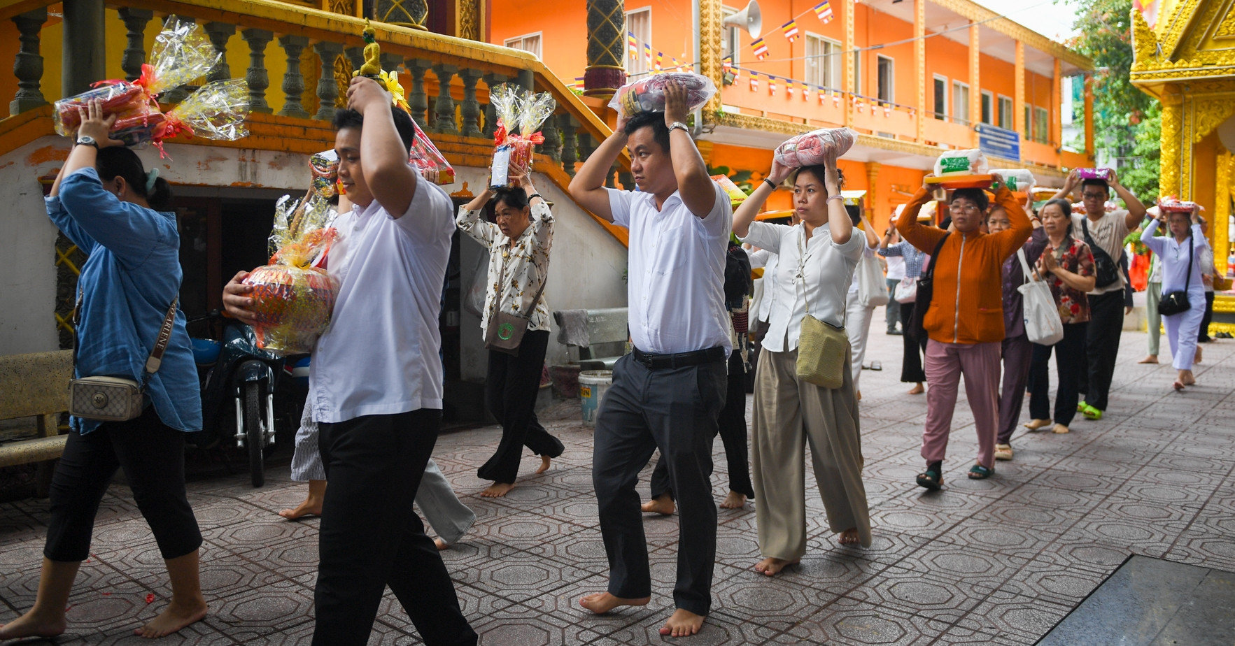 Dâng y tắm mưa tại chùa Khmer ở TPHCM, bắt đầu mùa an cư kiết hạ 
