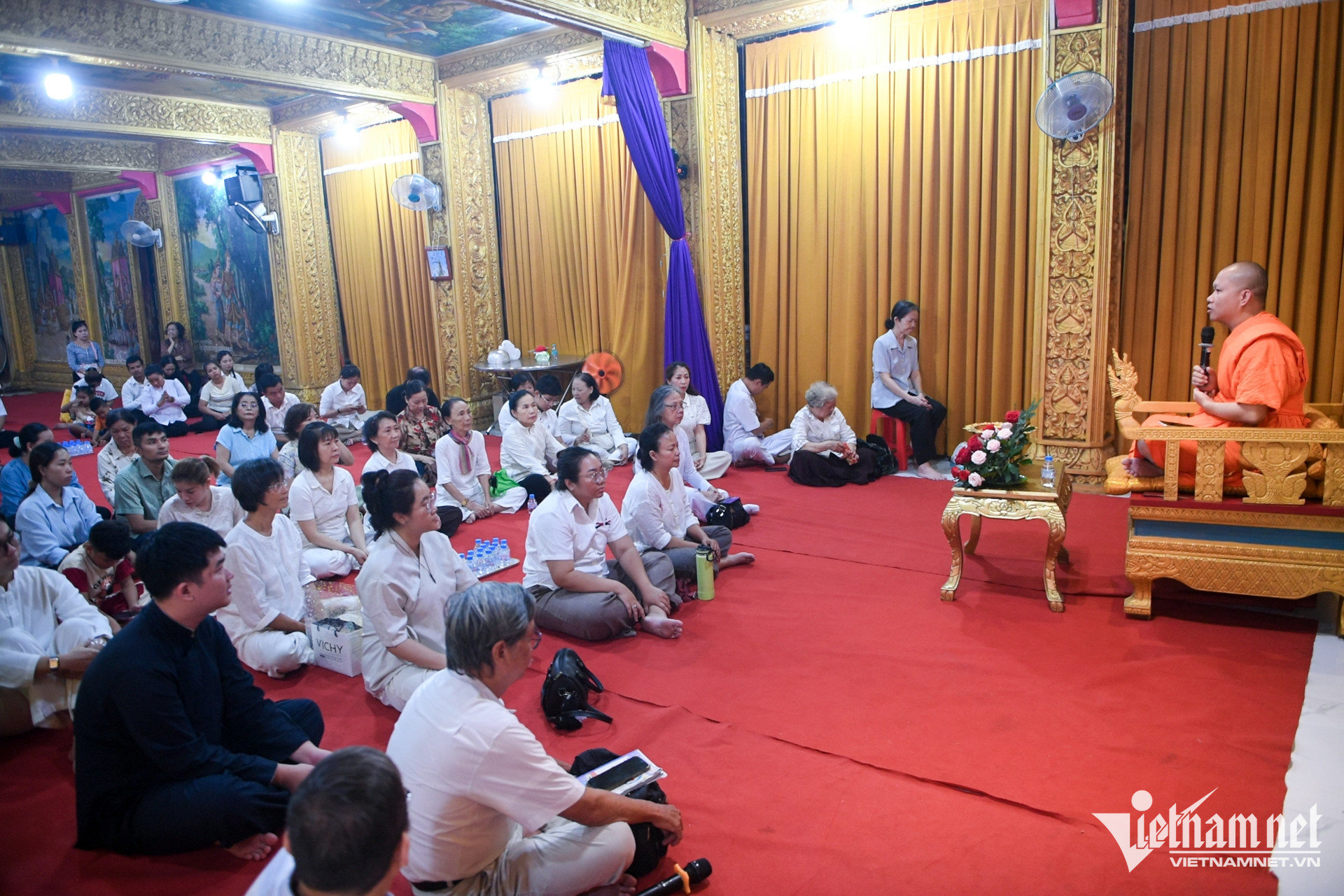 W- chùa khmer TPHCM dâng y Nguyễn Huế 3.jpg