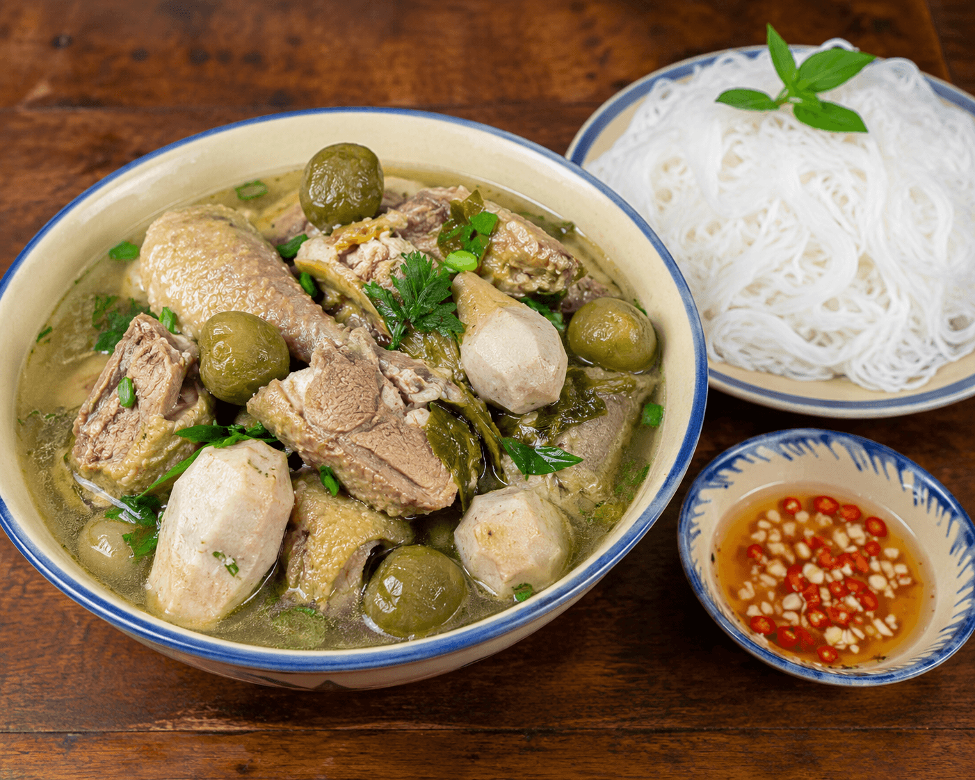 Vịt om sấu thường được ăn nóng cùng bún tươi. Ảnh: Việt Hà