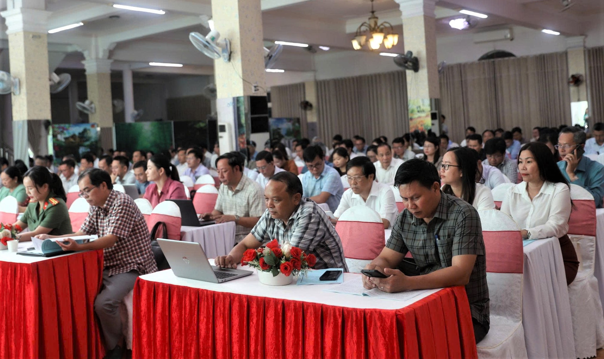 Đại biểu là lãnh đạo Đảng ủy, UBND các xã, phường trên địa bàn tỉnh tham gia hội nghị tập huấn