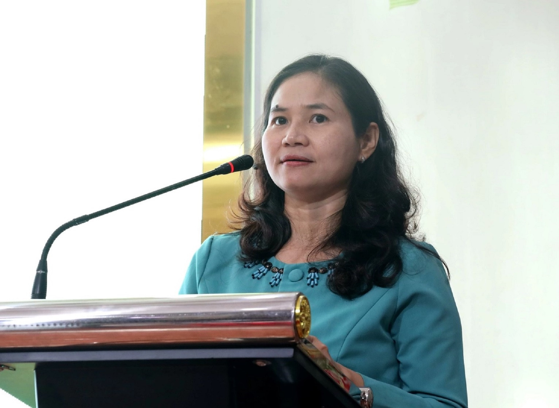 Phó Giám đốc Sở Dân tộc và Tôn giáo tỉnh Đắk Lắk Lê Thị Thanh Bích phát biểu tại hội nghị