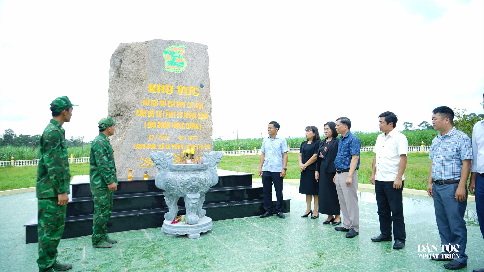 Địa chỉ đỏ.jpg