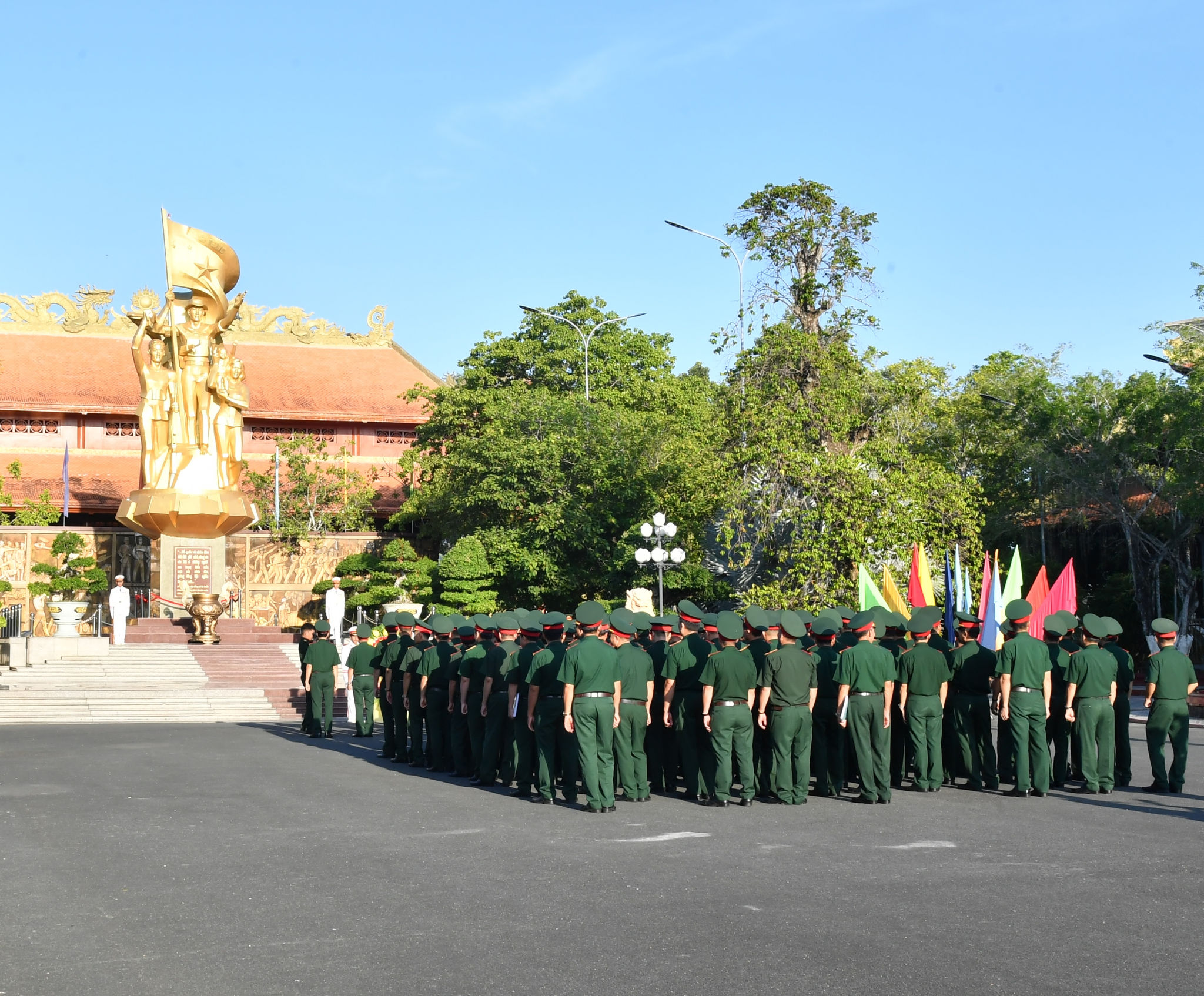Các đại biểu đến viếng Tượng đài Chiến thắng Quân khu 9