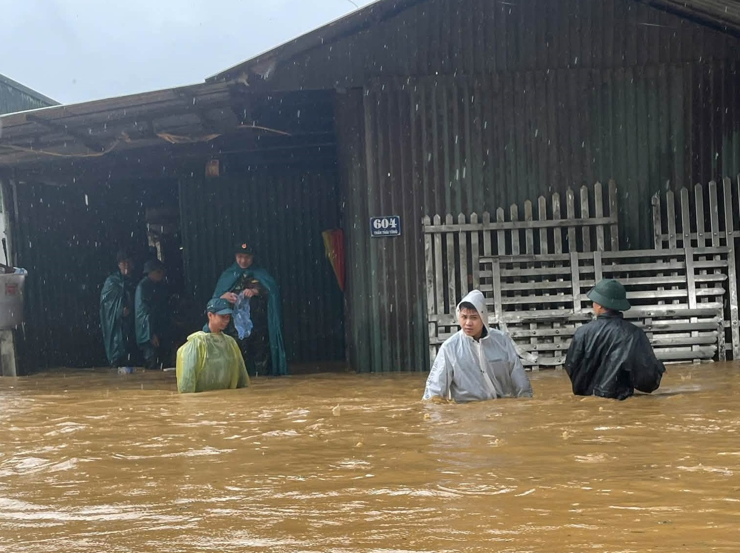 Mưa lớn xuyên đêm, nhiều nơi ở Lào Cai ngập sâu hơn 1m 