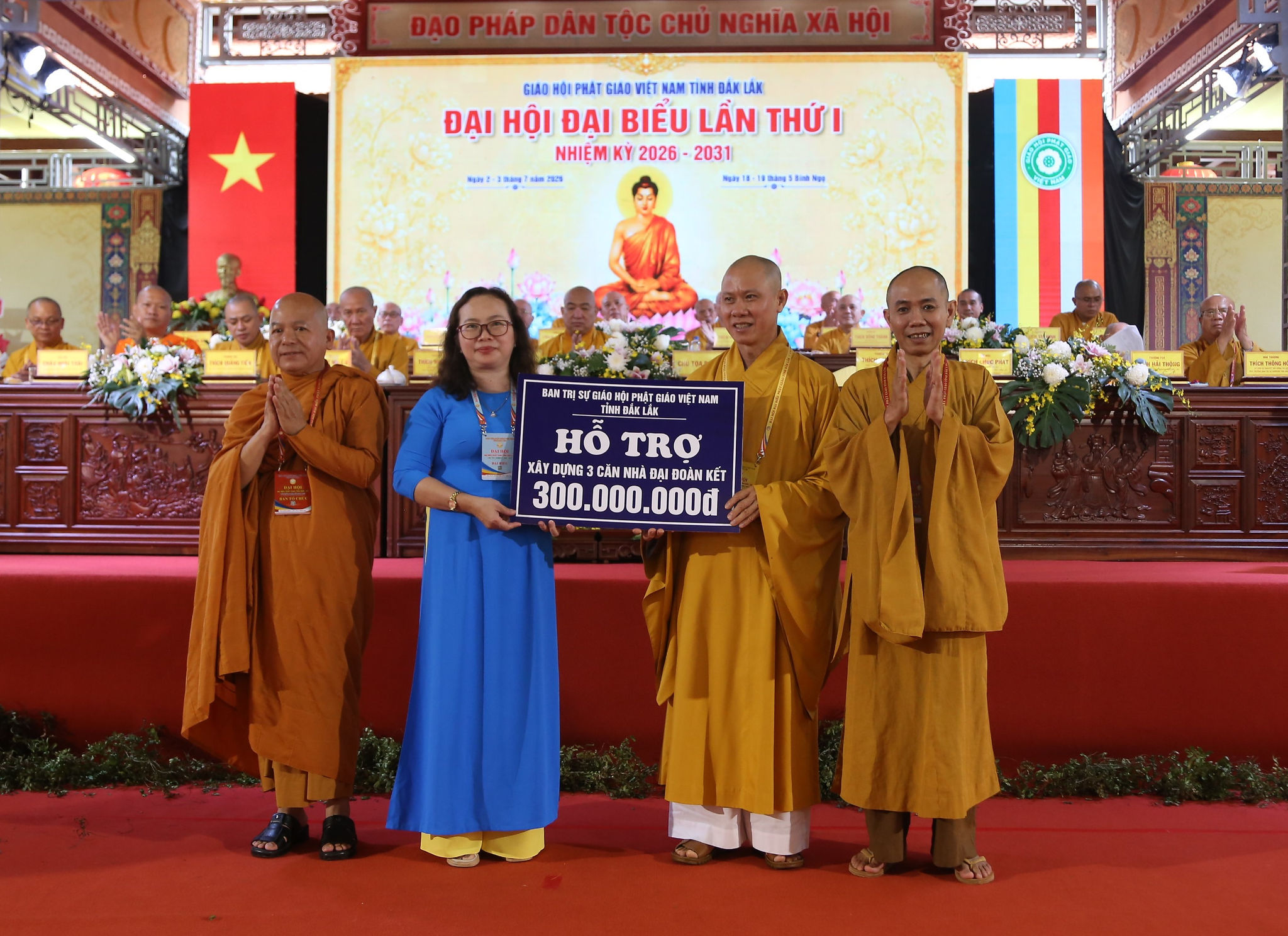 Ban Trị sự Giáo hội Phật giáo Việt Nam tỉnh Đắk Lắk trao 300 triệu đồng hỗ trợ xây dựng nhà Đại đoàn kết cho gia đình khó khăn thông qua Ủy ban MTTQ Việt Nam tỉnh