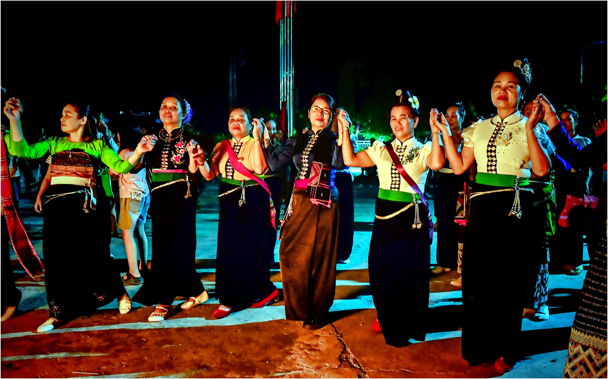 Điệu xòe Thái gắn kết cộng đồng trong đêm lửa trại tại Mường Lát, tỉnh Thanh Hóa