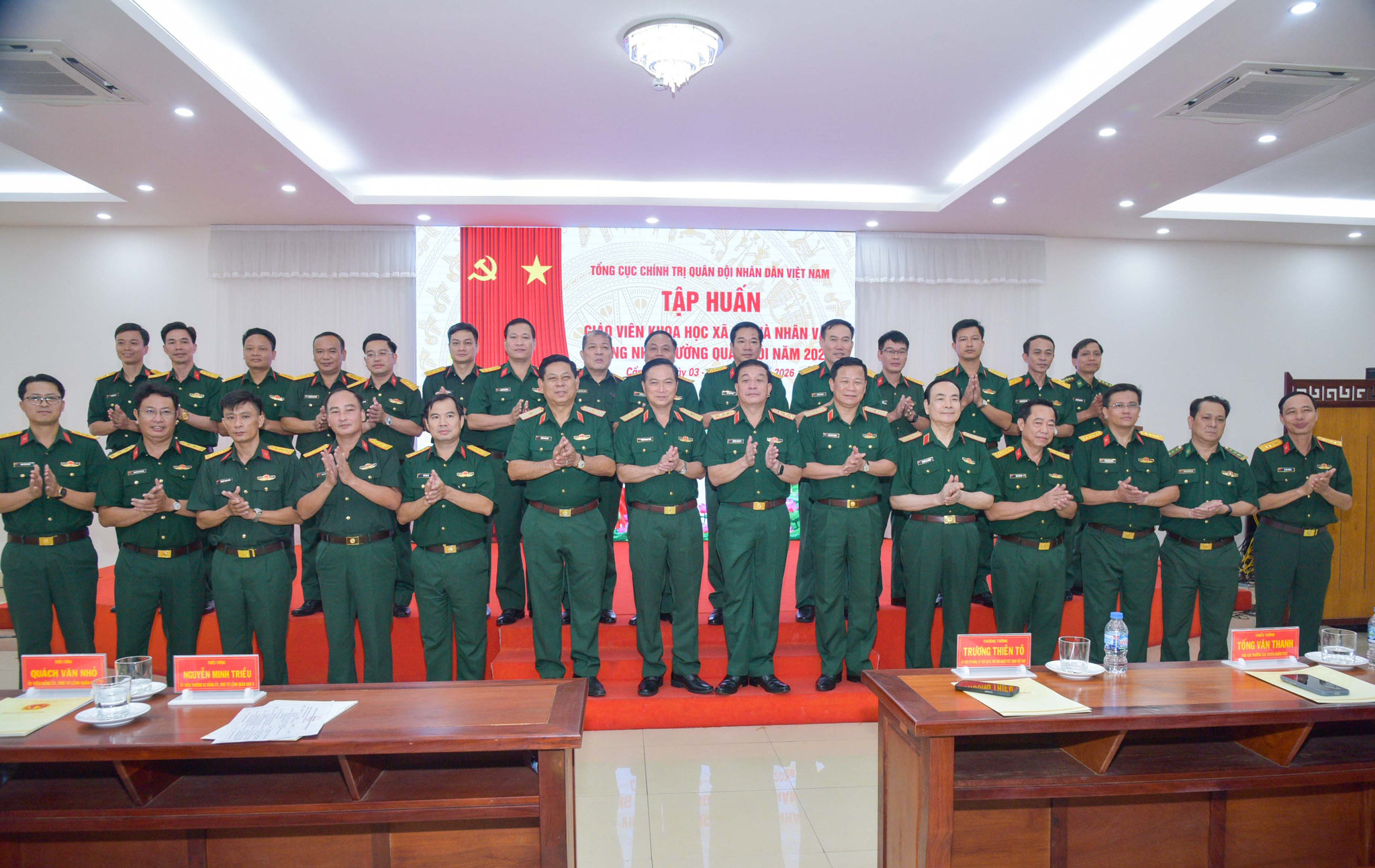 Các đại biểu chụp ảnh lưu niệm cùng Ban tổ chức lớp tập huấn