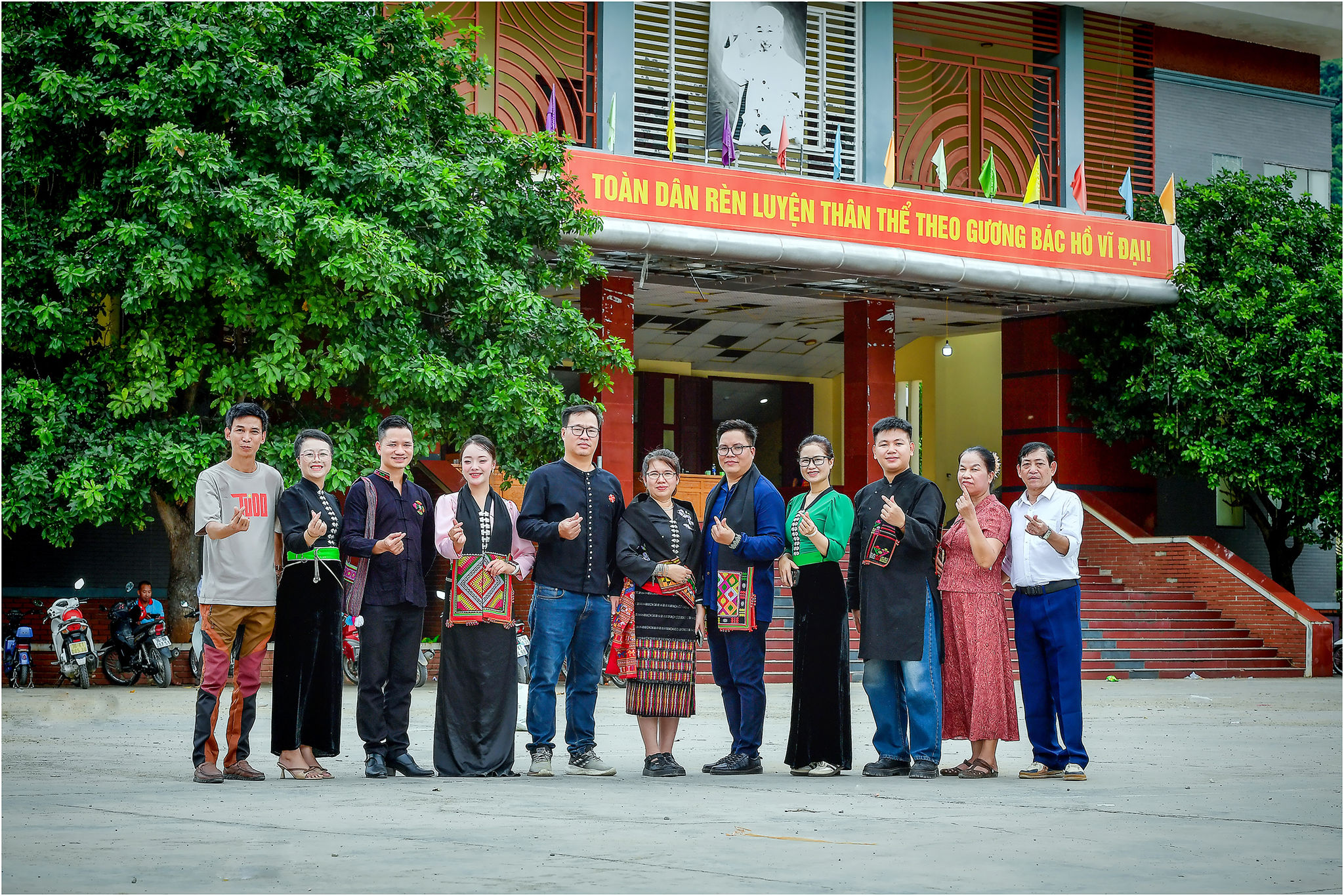 Nhóm người Thái yêu văn hóa dân tộc từ nhiều tỉnh, thành phố hội tụ trong ngày gặp mặt tại Chương trình giao lưu văn hóa, văn nghệ ở Mường Lát, Thanh Hóa