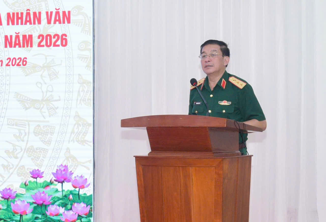 Thượng tướng Trương Thiên Tô, Ủy viên Trung ương Đảng, Ủy viên Quân ủy Trung ương, Phó Chủ nhiệm Tổng cục Chính trị Quân đội Nhân dân Việt Nam phát biểu khai mạc tập huấn. Ảnh Hữu Tài
