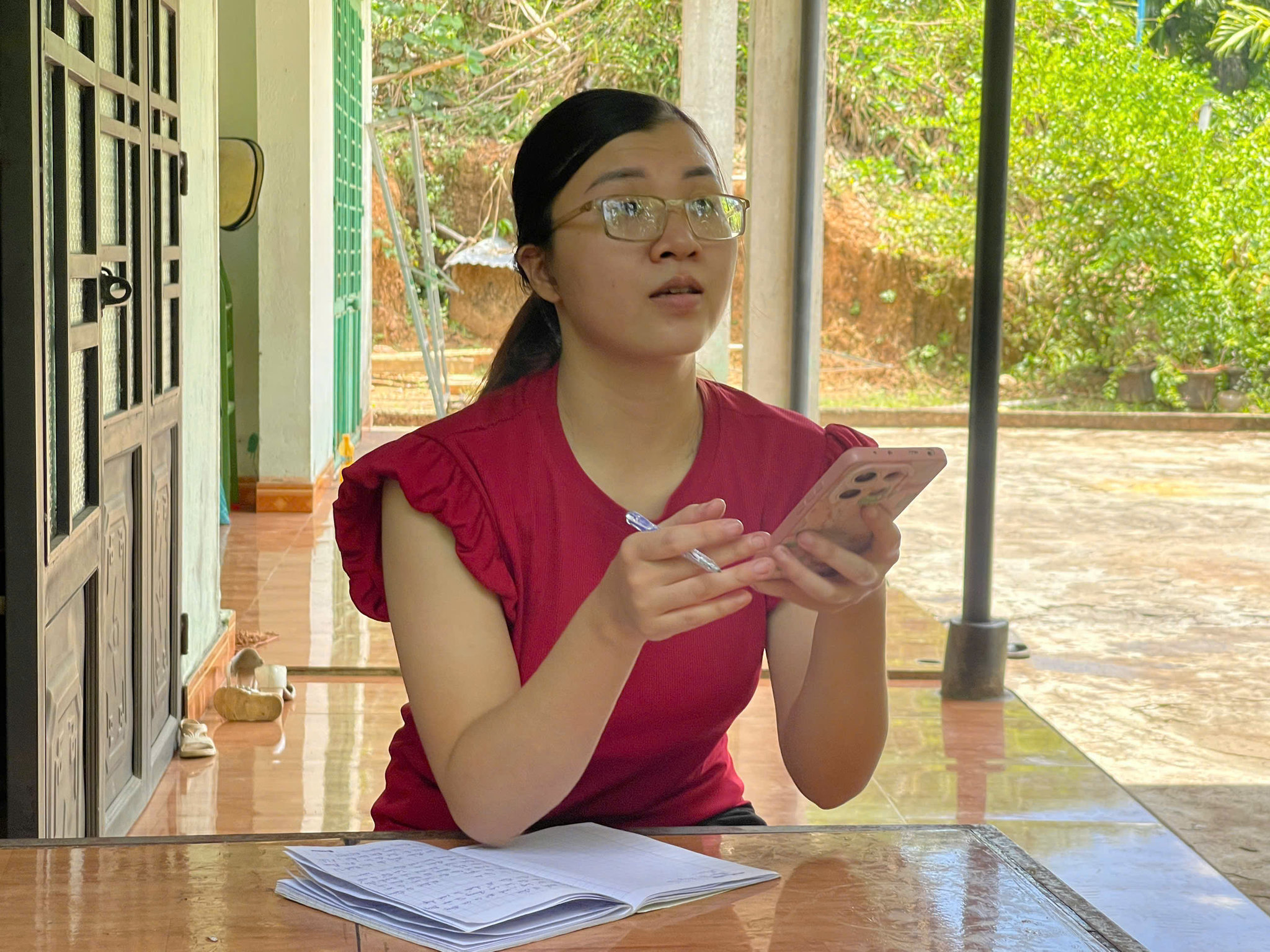 Những nữ trưởng thôn Gen Z “gánh việc làng” bằng sức trẻ
