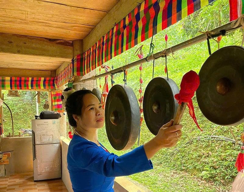 Chị Bùi Thị Thao (thôn Lâm Sơn, xã Thạch Quảng) miệt mài gìn giữ tiếng cồng chiêng - nét đẹp văn hóa truyền thống của đồng bào Mường.