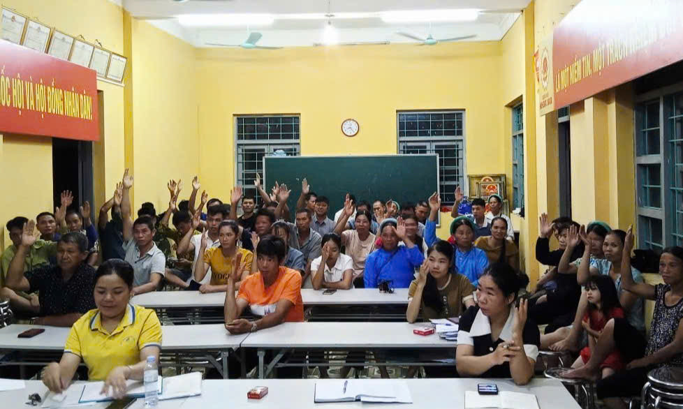 Người dân tham gia cuộc họp bầu trưởng thôn ở thôn Đồng Cậm (xã Hoành Mô)