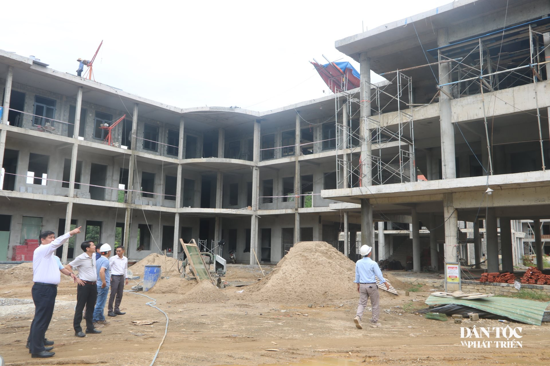Đoàn công tác kiểm tra một dự án có vốn từ chương trình MTQG trên địa bàn xã Thạnh Mỹ. Ảnh: Huy Trường