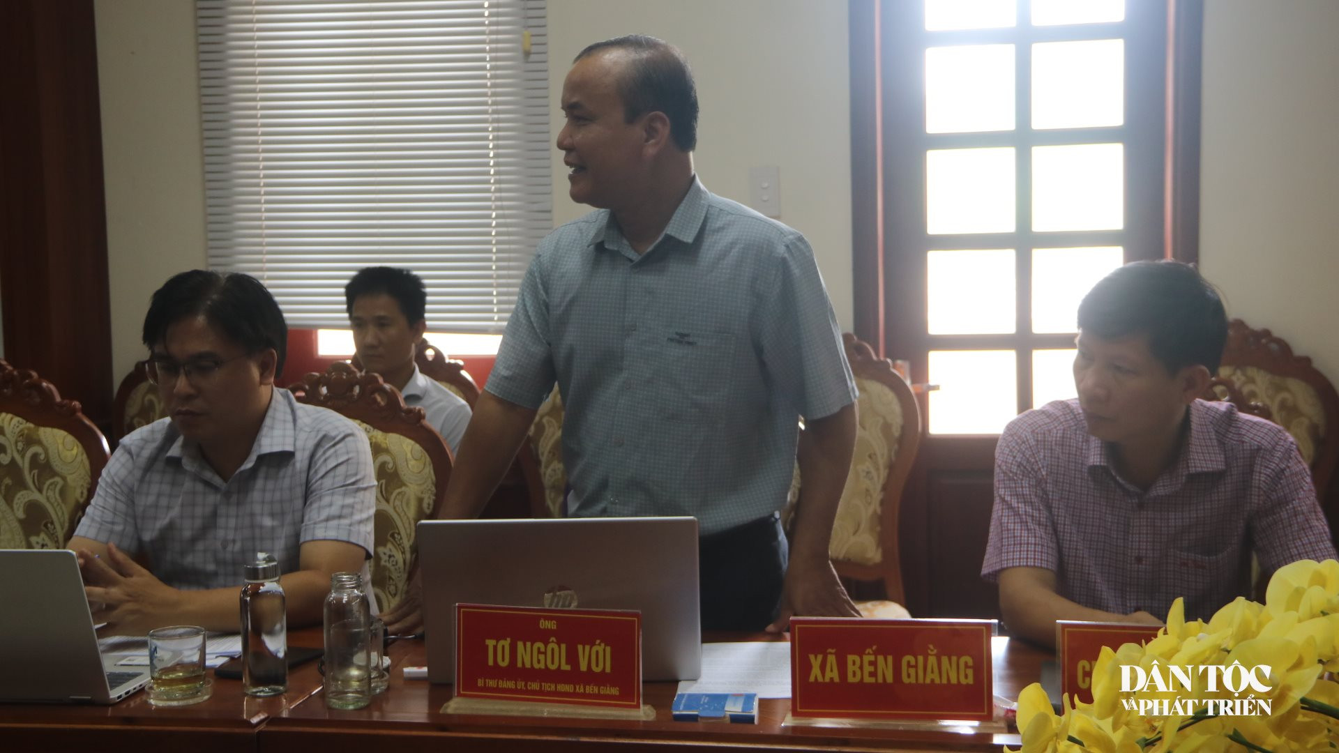 Đại diện lãnh đạo xã Bến Giằng báo cáo một số kết quả đạt được từ việc triển khai các chương trình mục tiêu quốc gia. Ảnh: Huy Trường