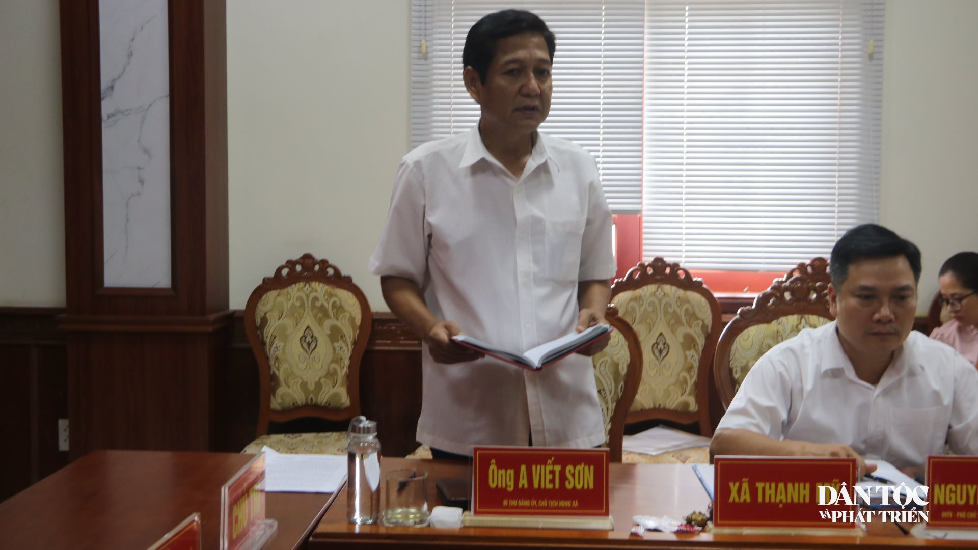 Ông A Viết Sơn - Bí thư Đảng ủy xã Thạnh Mỹ báo cáo một số vướng mắc trong triển khai chương trình mục tiêu quốc gia ở địa phương. Ảnh: Huy Trường