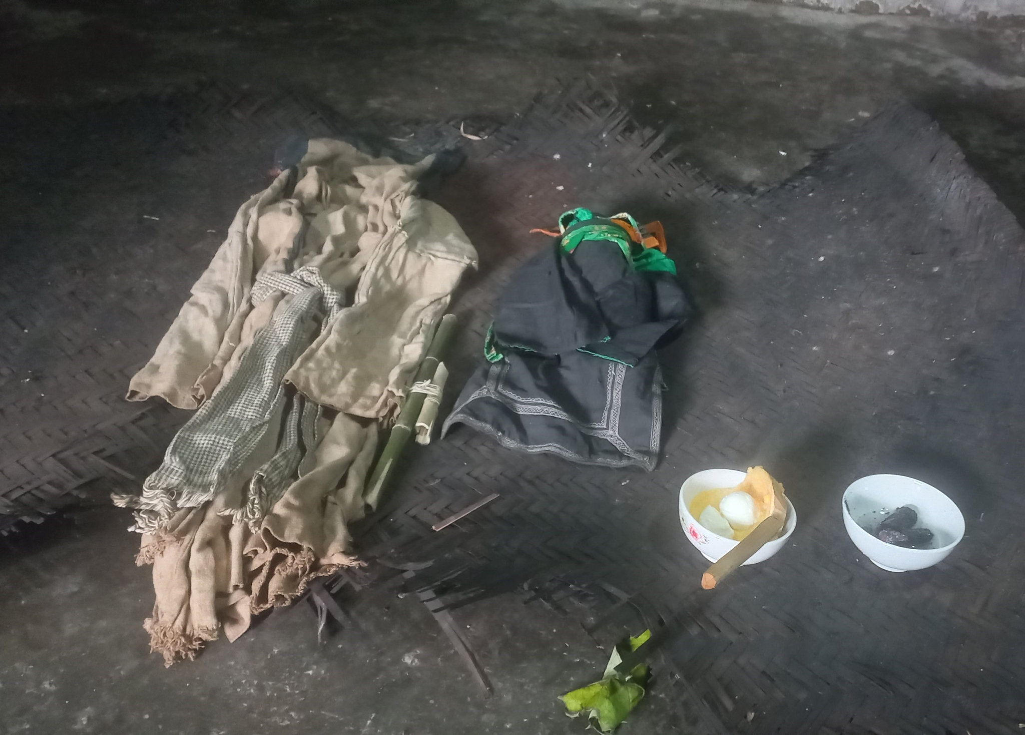Gia đình bày mèn mén, trứng gà luộc, sáp ong, lõi ngô và bộ quần áo cũ của người đã khuất để mời linh hồn về chứng kiến nghi lễ. Ảnh Đỗ Quang Tuấn Hoàng.