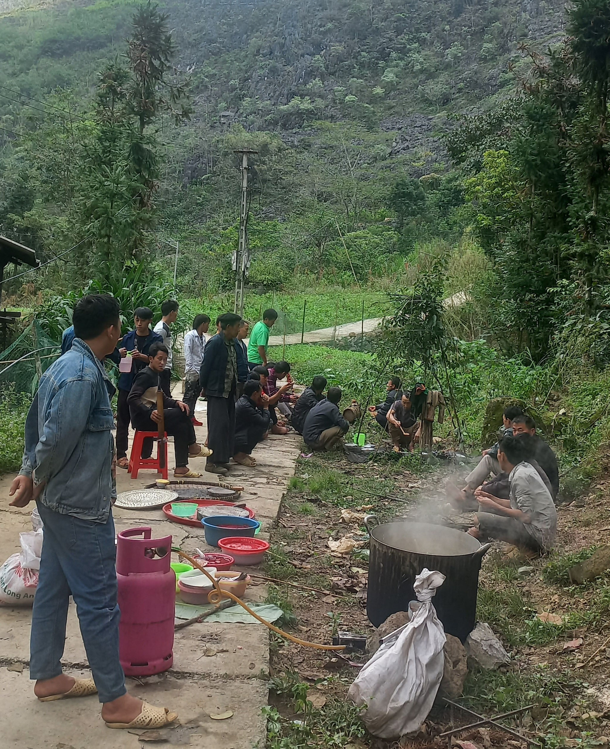 Sau nghi lễ cúng bò sống, con bò được hiến sinh. Thịt bò được chế biến ngay tại nơi hành lễ để tiếp tục dâng cúng. Ảnh Đỗ Quang Tuấn Hoàng.