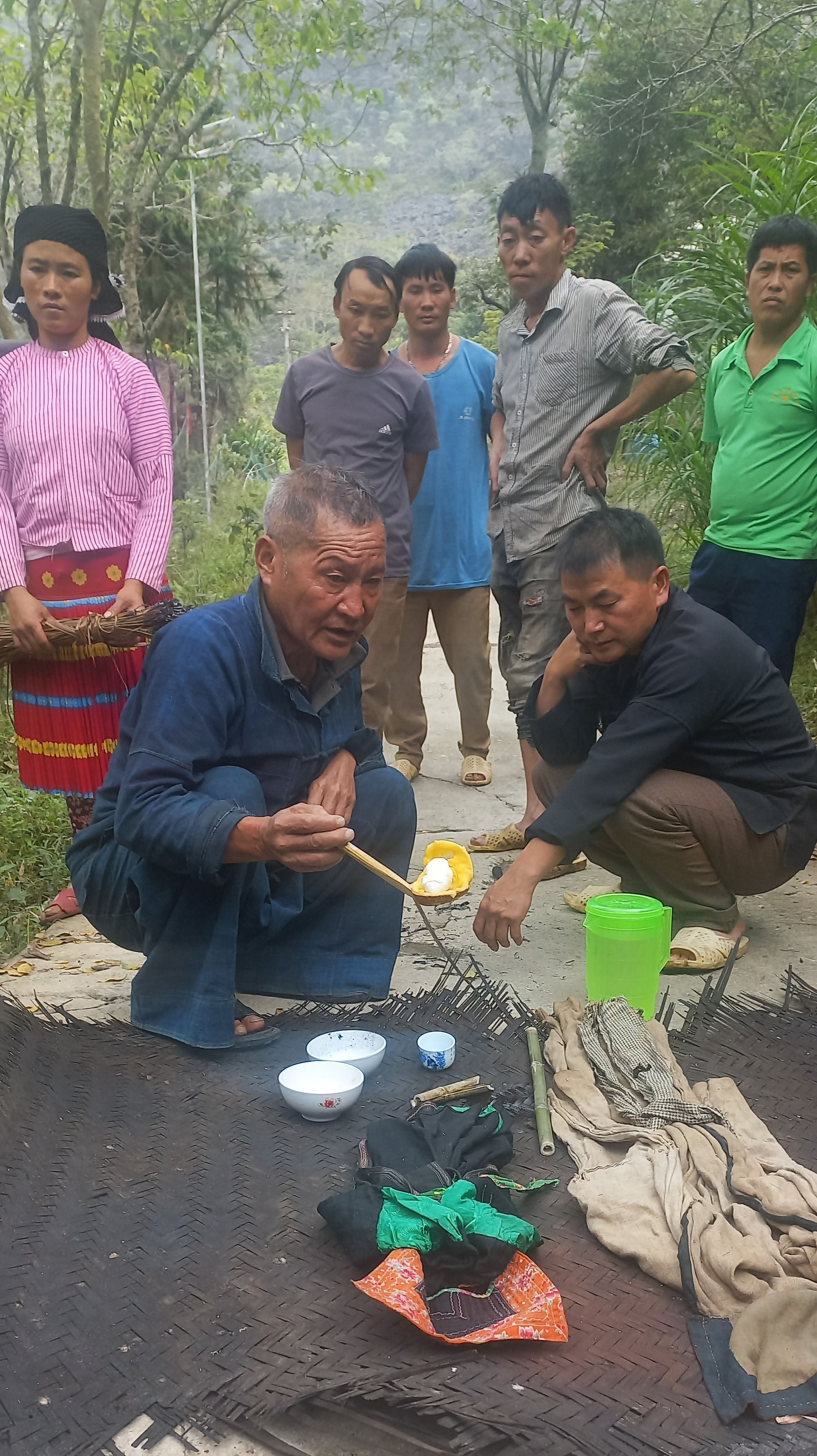Trên đường ra nơi hành lễ, đoàn dừng giữa đường làm lễ với quan niệm dẫn lối cho linh hồn người đã khuất. Ảnh Đỗ Quang Tuấn Hoàng.