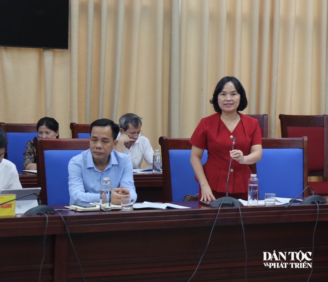 Phát biểu tại buổi làm việc giữa Bộ Dân tộc và Tôn giáo với tỉnh Nghệ An sáng ngày 9/7, Phó Giám đốc Sở Nông nghiệp và Môi trường Nghệ An Võ Thị Nhung thông tin: Sở đang đôn đốc các địa phương đẩy nhanh tiến độ thực hiện, đồng thời rà soát, điều chuyển nguồn vốn từ những nội dung không còn khả năng triển khai sang các dự án có nhu cầu và đủ điều kiện giải ngân, bảo đảm sử dụng hiệu quả từng đồng vốn. Ảnh: Thanh Hải