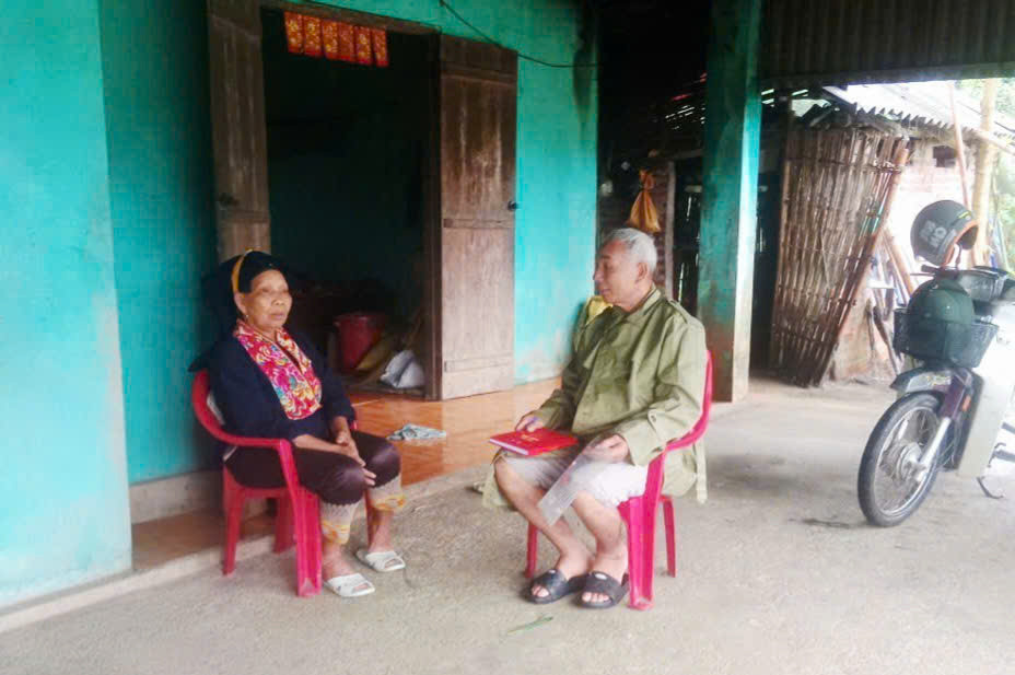 Ông Triệu Quý Trình, Bí thư Chi bộ thôn Nam Kim (Ba Chẽ) thường xuyên đến các gia đình tuyên truyền, vận động 
