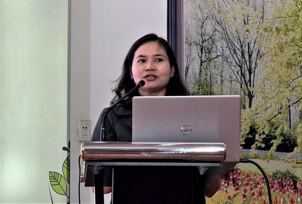 Bà Lê Thị Thanh Bích, Phó Giám đốc Sở Dân tộc và Tôn giáo tỉnh Đắk Lắk chia sẻ tại hội nghị