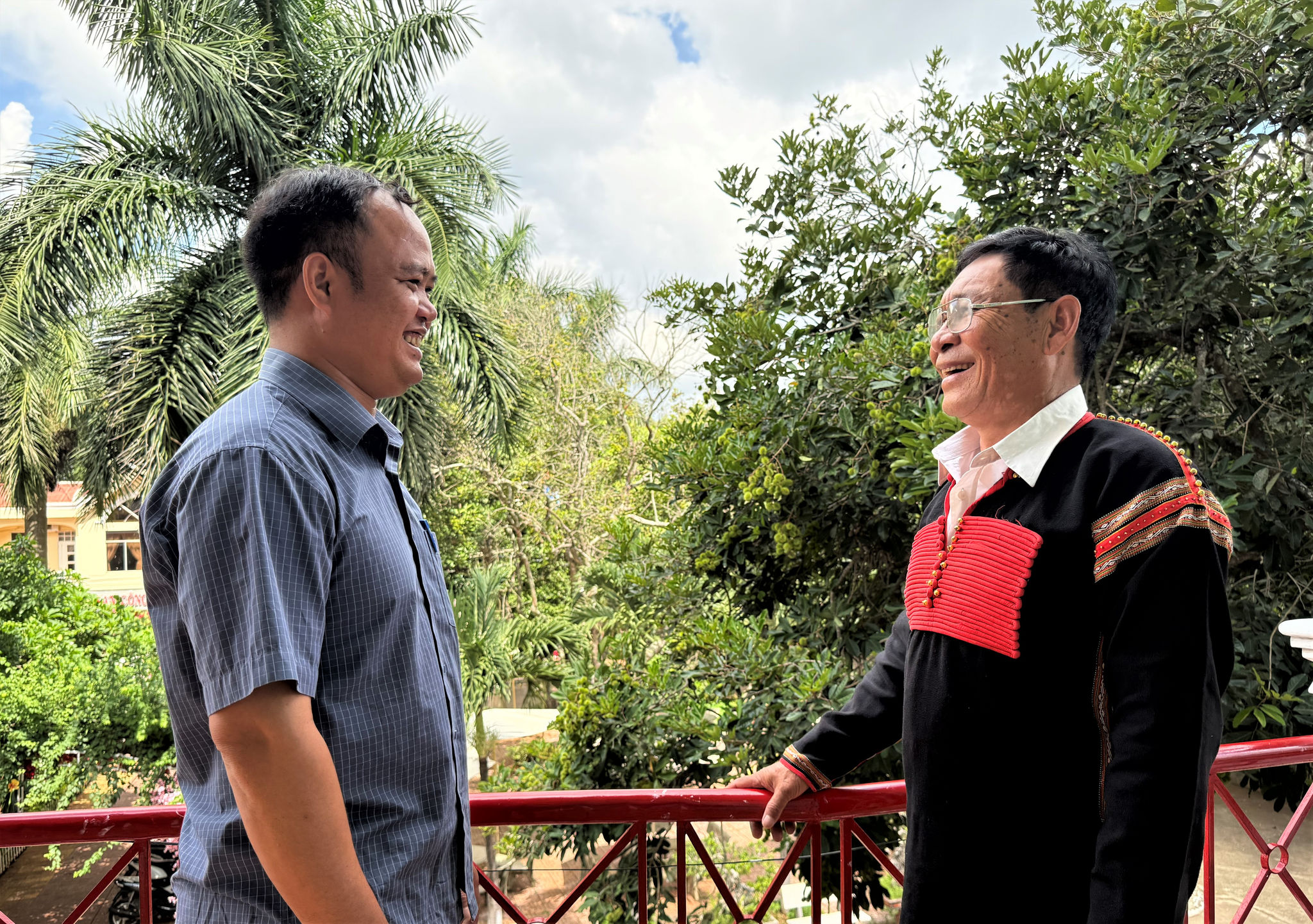 Bên cạnh việc vận động người dân giữ gìn an ninh trật tự, ông Y Thi Niê (bên phải) Người có uy tín xã Ea Kly phổ biến những thủ đoạn lừa đảo mới trên mạng xã hội
