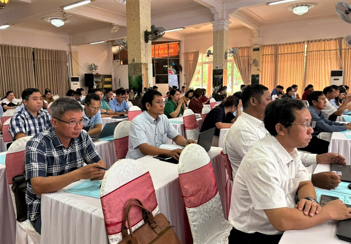 Lãnh đạo Ban Xây dựng Đảng thuộc Đảng ủy và lãnh đạo Phòng Văn hóa - Xã hội phụ trách công tác tín ngưỡng, tôn giáo thuộc UBND các xã, phường tham dự hội nghị