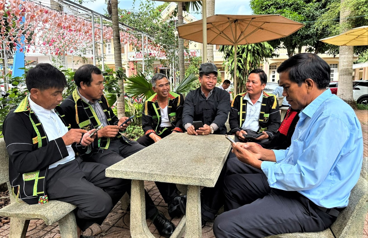 Người có uy tín trở thành “cầu nối” tuyên truyền chuyển đổi số trong vùng đồng bào DTTS