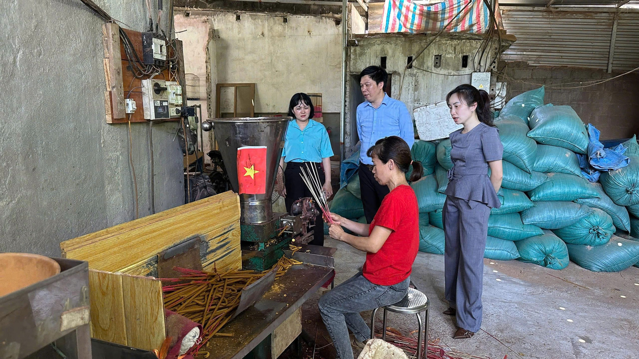 Tổ chuyên viên giúp việc Ban kiểm kê di sản văn hoá phi vật thể tỉnh Lạng Sơn kiểm kê tại cơ sở sản xuất hương truyền thống xã Tân Văn, tỉnh Lạng Sơn.